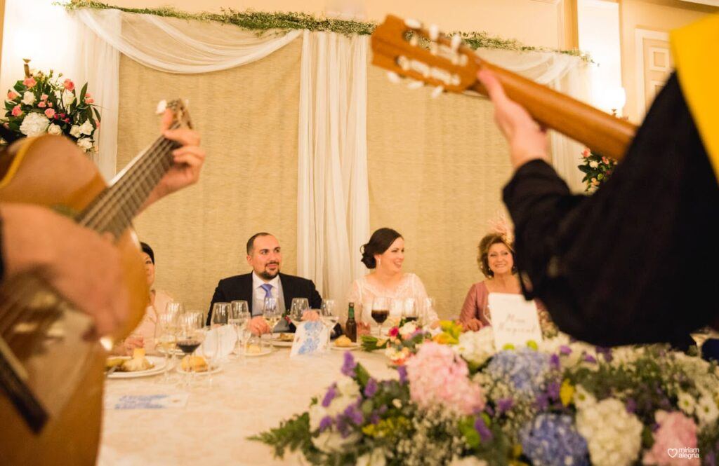 Banquete de boda con la tuna tocando entre las mesas
