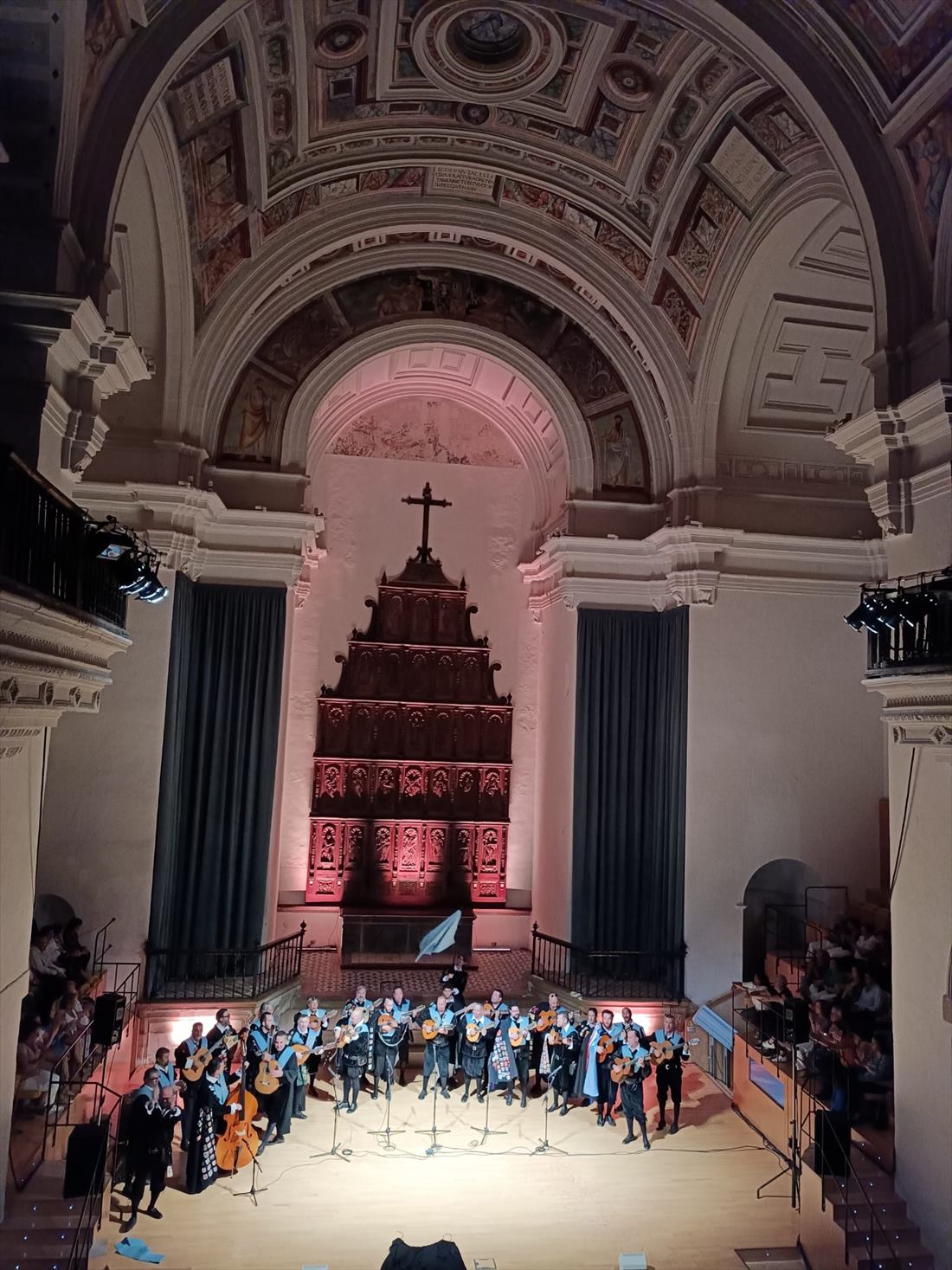Actuación de la tuna sobre el escenario de un teatro