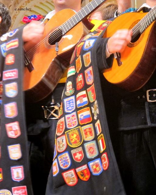 La tuna tocando en una calle del centro de Málaga