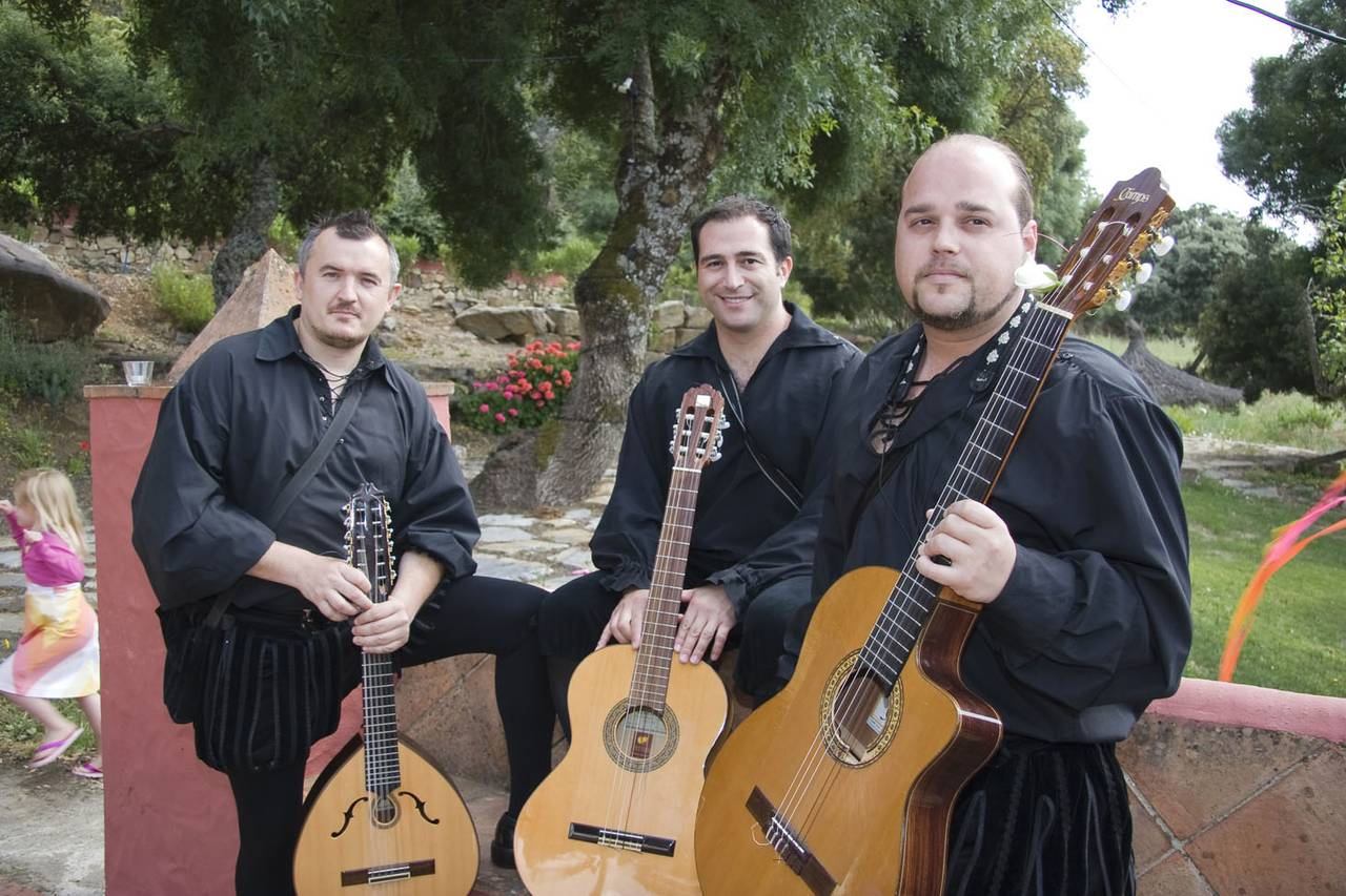 Tres tunos tocando juntos